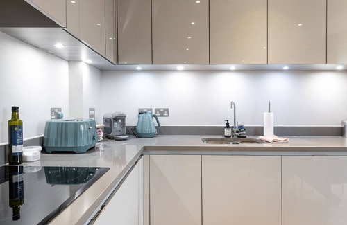 Northcote Apartment | Designer Short Let - Family friendly with playground on site!