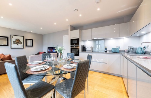 Northcote Apartment | Designer Short Let - Family friendly with playground on site!