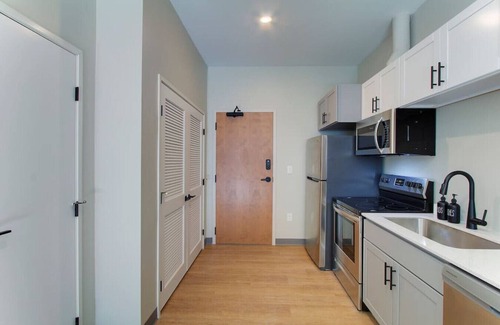 Cleveland Apartment | Designer Studio | Cleveland Clinic | Free Garage