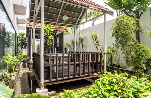 Nana Apartment | Designer 2BR apt w/WiFi, record player, game console in CBD Bangkok