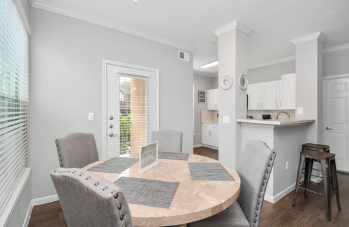 Uptown Apartment | Designer Themed 2 Bedroom GEM by the Galleria