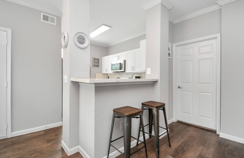 Uptown Apartment | Designer Themed 2 Bedroom GEM by the Galleria