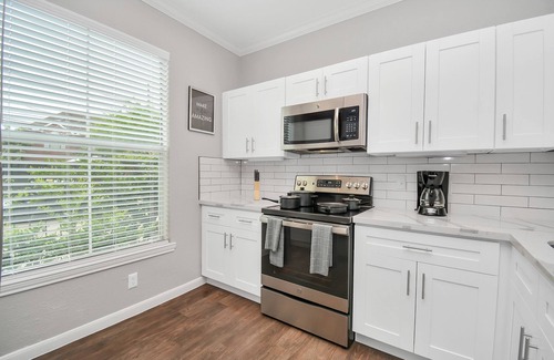 Uptown Apartment | Designer Themed 2 Bedroom GEM by the Galleria