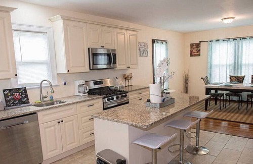 East Hartford House | Desirable 3 BR Cape East Hartford CT - Free Parking + Wifi