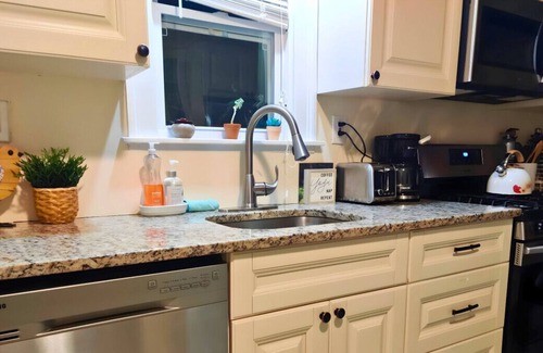 East Hartford House | Desirable 3 BR Cape East Hartford CT - Free Parking + Wifi