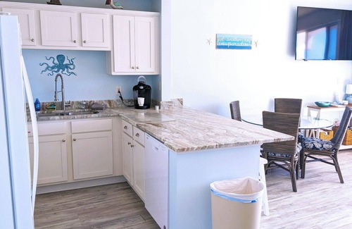 Fort Walton Beach Apartment | Destin west, Ocean view, walk to the beach, lazy river, hot tubs and 7 pools