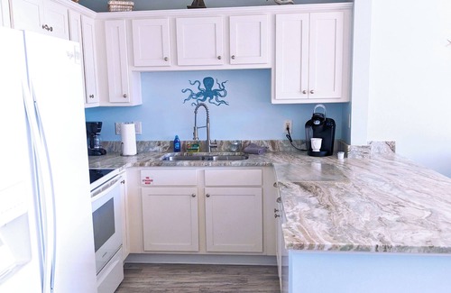 Fort Walton Beach Apartment | Destin west, Ocean view, walk to the beach, lazy river, hot tubs and 7 pools