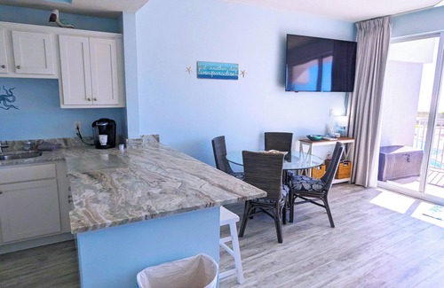 Fort Walton Beach Apartment | Destin west, Ocean view, walk to the beach, lazy river, hot tubs and 7 pools