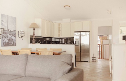 Makkum Cabin | Detached Dijkvilla with a panoramic view of the IJsselmeer, private wellness facilities, and a large patio at the luxurious Beach Resort Makkum.