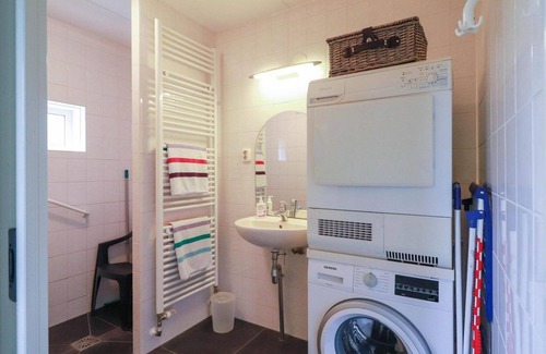 Makkum Cabin | Detached villa with a patio and jetty next to open waters