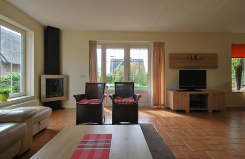 Makkum Cabin | Detached villa with plenty of space with bubble bath