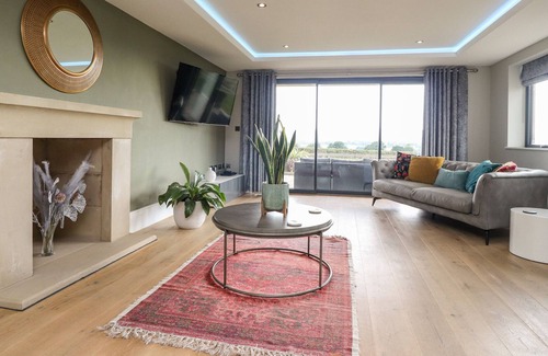 Blackburn Cottage | DEWHURST HOUSE, family friendly, with hot tub in Langho, Lancashire