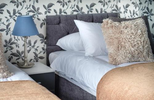 Crawley House | Dickens House- Modern & Elegant 3BR close to Gatwick