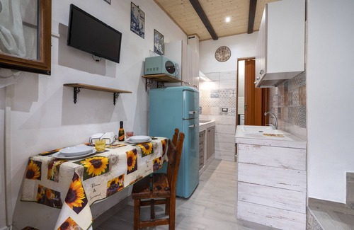 Mola di Bari Apartment | Dimora Donna Lucrezia" apartment with balcony and air conditioning