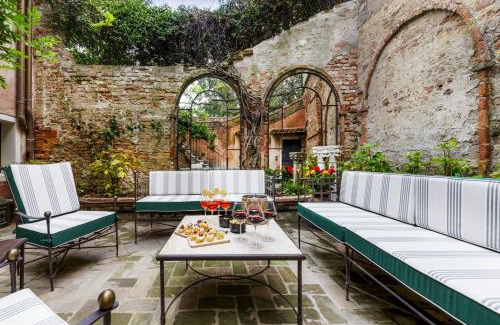 Dorsoduro Apartment | Dimora Orlando A breathtaking Venetian mansion with Private Courtyard!