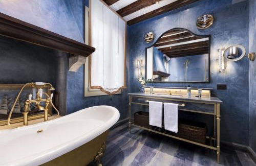 Dorsoduro Apartment | Dimora Orlando A breathtaking Venetian mansion with Private Courtyard!