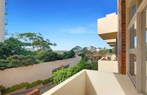 North Sydney Apartment | Dine, shop & explore the city!