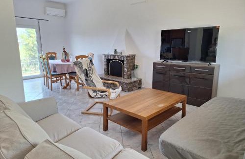 Kanali House | Dio's House