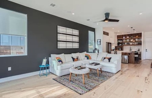 Chestnut House | Dip into the 512 Experience! 6 BDRMS W/Pool Mins to DT & SXSW!