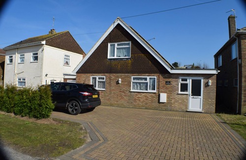 New Romney House | DIRECT ACCESS To Beach, Superb, Spacious family holiday home