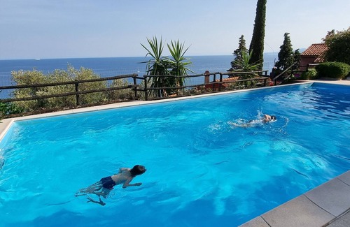 Varigotti House | Direkt am Meer, Einfamilienhaus im Grünen, mit Swimmingpool und Parkplatz