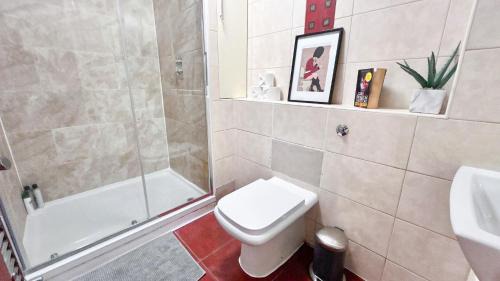 Crouch End Apartment | Disc Monthly Rate - Crouch End 4-Bedroom Home with Balcony & Parking near Alexandra Palace