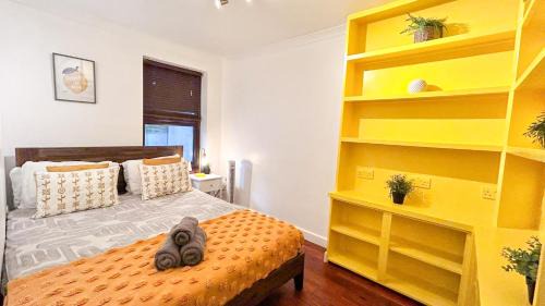 Crouch End Apartment | Disc Monthly Rate - Crouch End 4-Bedroom Home with Balcony & Parking near Alexandra Palace