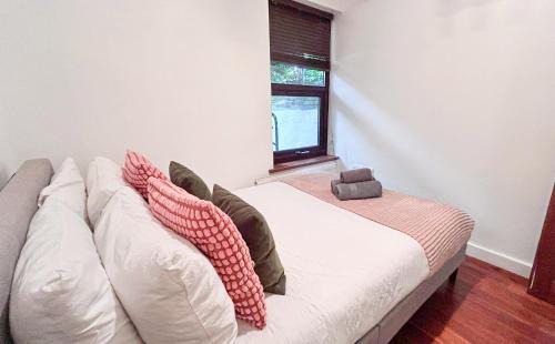 Crouch End Apartment | Disc Monthly Rate - Crouch End 4-Bedroom Home with Balcony & Parking near Alexandra Palace