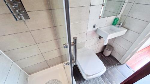 Crouch End Apartment | Disc Monthly Rate - Crouch End 4-Bedroom Home with Balcony & Parking near Alexandra Palace