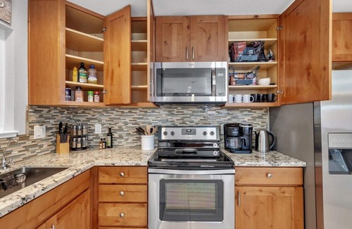 West University House | *Discount* Reno Retreat~UNR~Family~Downtown~Shops