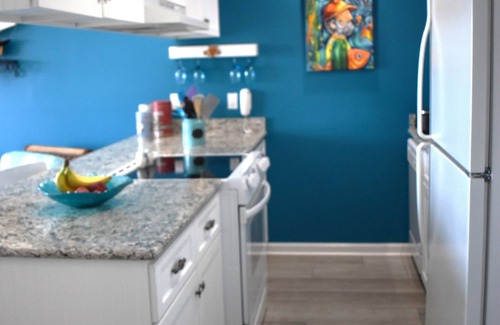 Historic Bayfront Condo | Discounted Price Watch Newport Lighted Boat Parade From Our Deck! Dec. 6, 2025