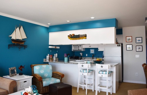 Historic Bayfront Condo | Discounted Price Watch Newport Lighted Boat Parade From Our Deck! Dec. 6, 2025