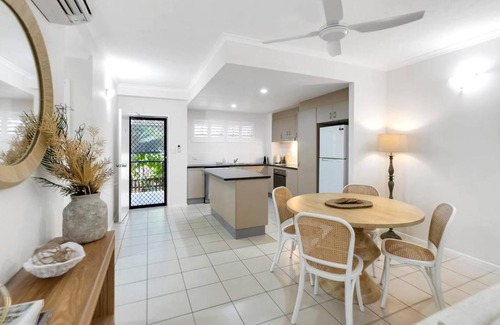 Parramatta Park Apartment | Discover a Stylish and Tranquil Haven by the Pool