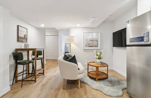 Southwest Edmonton Apartment | Discover Amore—a modern 1-bedroom lower suite with private entrance, full kitchen, in-suite laundry, Wi-Fi, and smart TV. Located in a quiet neighbourhood near a coffee shop and pharmacy, it’s ideal for solo travelers or couples.