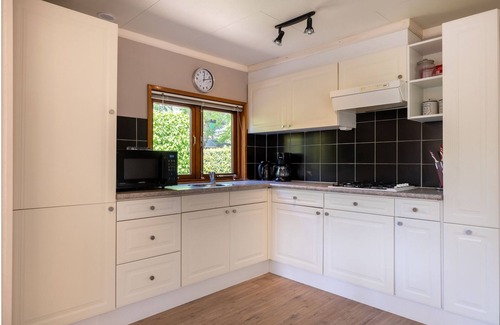 Municipality of Harderwijk House | Discover the beautiful Veluwe Lodges: a spacious and comfortable retreat to relax. Enjoy the cozy living room, open kitchen, and private garden.