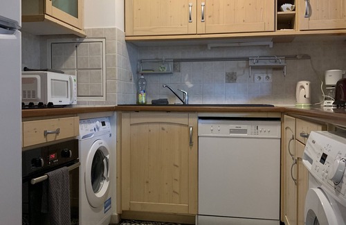 Montevrain Condo | Disneyland Paris 3 minutes away, sleeps 7, 2 bedrooms.