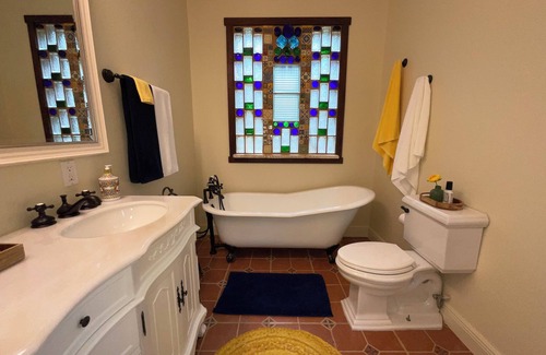 Driftwood Bed & Breakfast | Divinely Designed Retreat/Get Away Home in a Peaceful Setting/5 Beautiful Acres