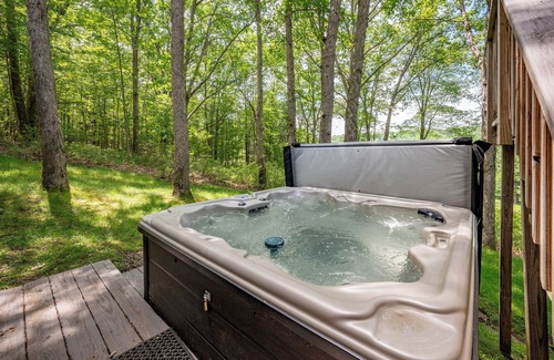 North Glade Hills House | Do Friendly Retreat w/Deck & Meadow Views