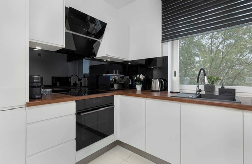 Krakow Apartment | Dobrego Pasterza 118C Kraków | Modern Apartment with Desk and Balcony