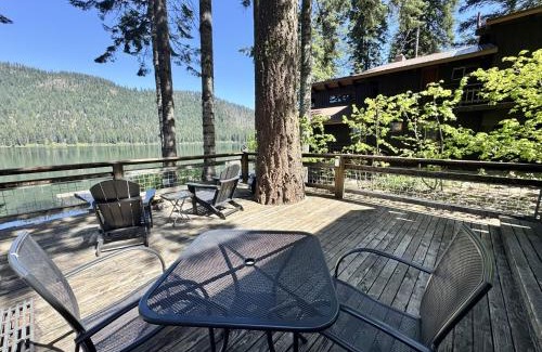 Leavenworth House | Doc Roy's Legacy on Fish Lake by NW Comfy Cabins