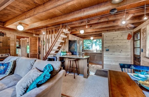 Innsbrook Cottage | Dock & Resort Perks: Quiet Lakefront Cottage