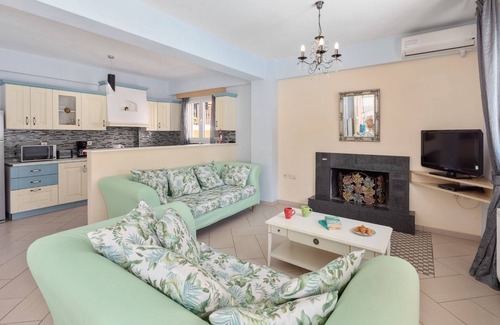 Kassiopi Villa | Doctors House: Private pool, Kassiopi centre, WiFi, A/C, sleeps 6