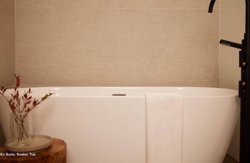 Algonquin Highlands Cabin | Dog-Friendly, Adults Only, Private Cabin + All Inclusive. Maple Lake, Haliburton