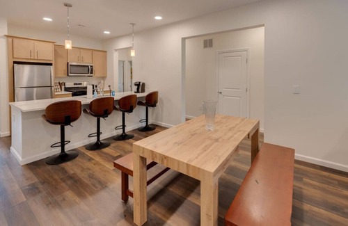 Lincoln House | Dog Friendly-Amenities-Shuttle!