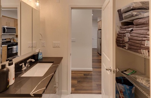 Lincoln House | Dog Friendly-Amenities-Shuttle!