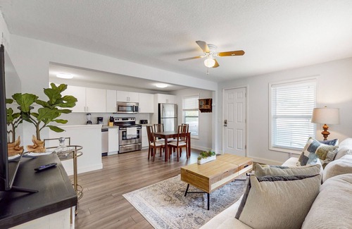 Gillespie Park Apartment | Dog-friendly apartment in Historic Gillespie Park with private W/D