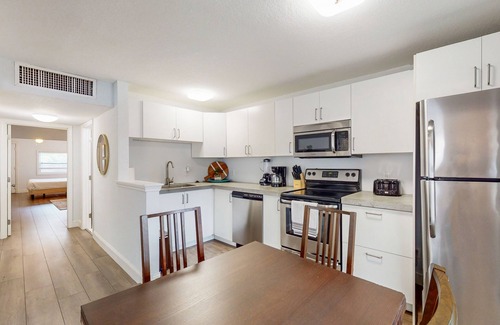 Gillespie Park Apartment | Dog-friendly apartment in Historic Gillespie Park with private W/D