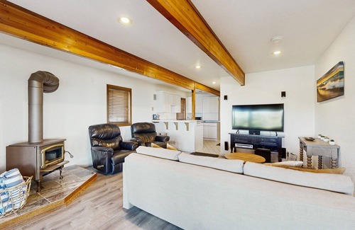 Gualala House | Dog-friendly beach house with private hot tub, indoor pool, WiFi & ocean views