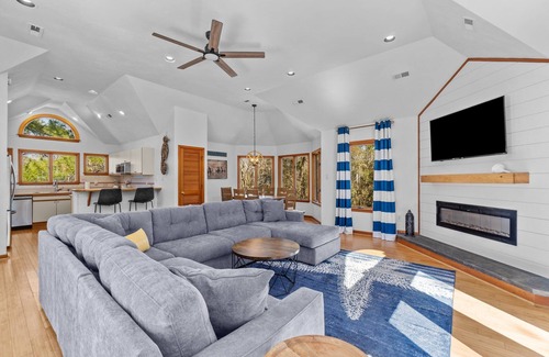 Monteray Shores House | Dog Friendly beachhome with own pool &hot tub view of sound 5min walk from beach