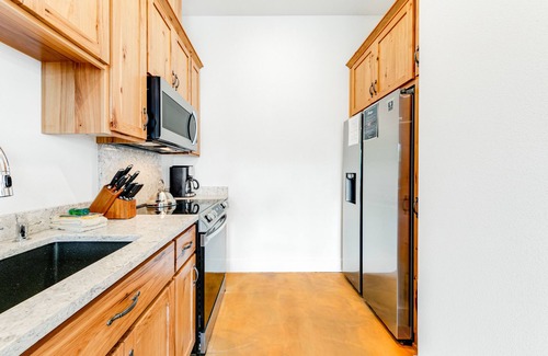 Garibaldi Apartment | Dog-friendly, brand new home with pool table, AC & washer/dryer - near beach